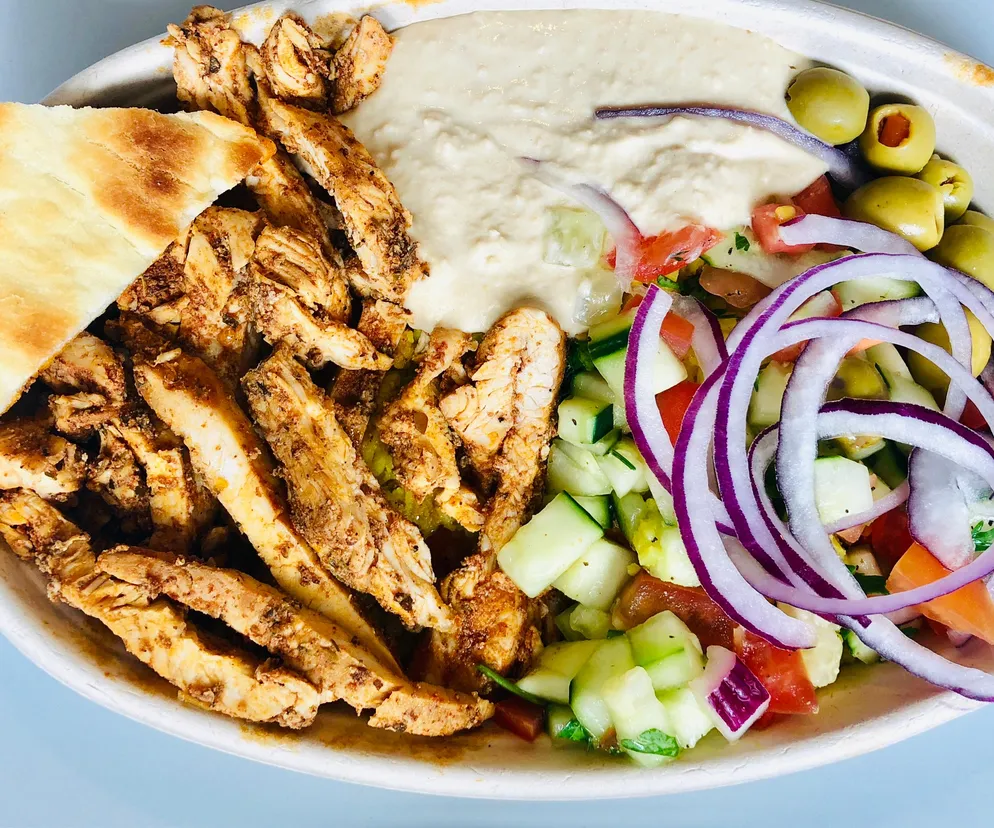 Bowl na szybko. Delikatny hummus z soczystym kurczakiem