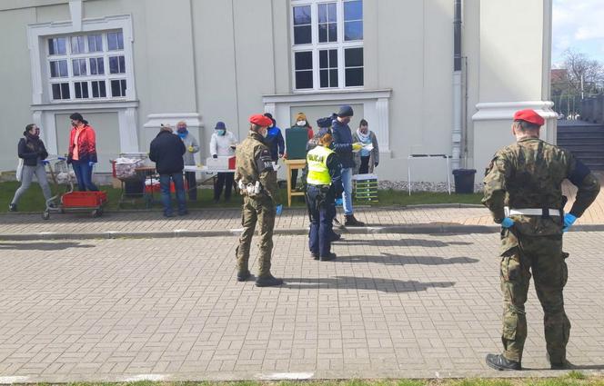 Mundurowi informowali bezdomnych o nowych obostrzeniach 