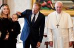 Zabrał wnuczkę do papieża