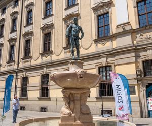 Znów wyrwali pióro Fredry i szpadę Szermierza we Wrocławiu. Wandale uwielbiają te pomniki