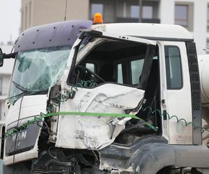 Autobus miejski zderzył się z betoniarką w Warszawie