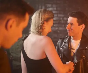 Na Wspólnej, odcinek 3660: Tragiczny finał nocy Darii i Tadeusza w mieszkaniu Ziębów! Wyskoczy nago z łóżka i skończy z bolesnym urazem 