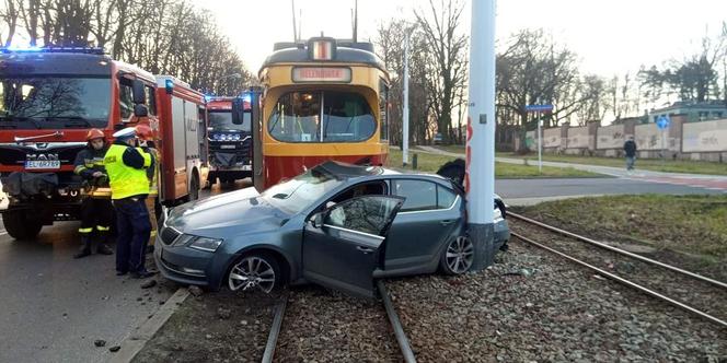 GROŹNY wypadek na Zgierskiej w Łodzi. Oto skutki zderzenia TRAMWAJU Z OSOBÓWKĄ