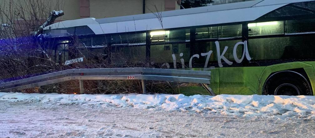 Autobus wypadł drogi na trasie: Wieliczka - Grabówki