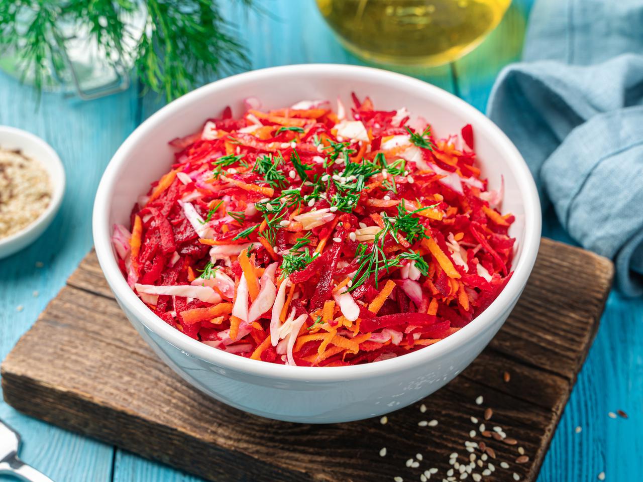 Surówka Zdróweczko: przepis na obiadową sałatkę z warzyw korzeniowych