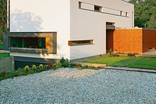 Kamyki w ogrodzie: do czego wykorzystać kruszywa? Żwir i grys na nawierzchnie i rabaty