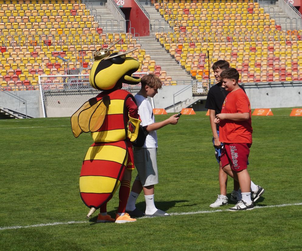 Pożegnianie Murawy na Chorten Arenie. Jagiellonia Białystok rozdaje boisko swoim kibicom