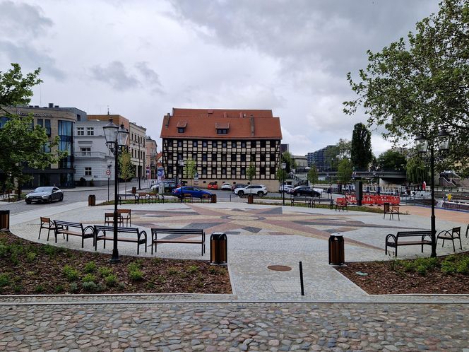 Rybi Rynek w Bydgoszczy niemal gotowy. Eleganckie nabrzeże już cieszy oczy!