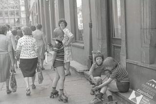 Chłopcy na wrotkach na wrocławskim Rynku, 1976 r