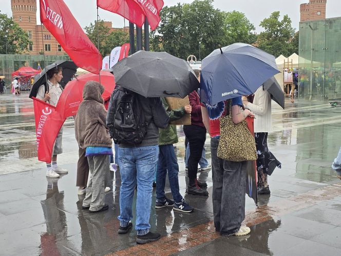 Wystartował Wrocławski Marsz Równości. Na trasie pojawili się przeciwnicy 