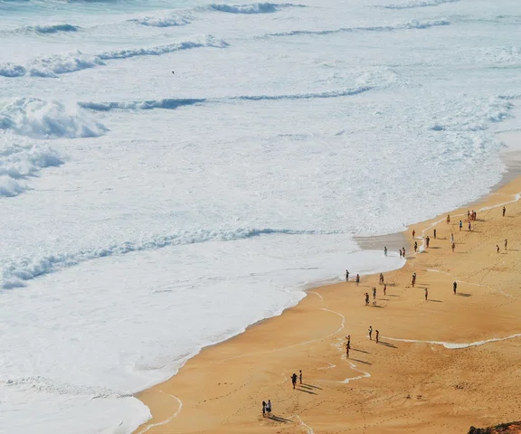 Portugalia: Ponownie zamknięto plażę w atlantyckim kurorcie Nazare. Sprawą zajmuje się prokuratura