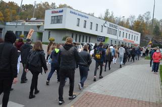 Z KOBIETAMI NIE WYGRACIE w Starachowicach też protestowali przed biurami posłów PiS 