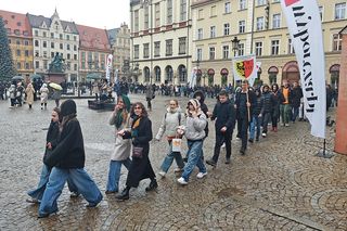 Polonez dla Fredry 2025 we Wrocławiu. Maturzyści zatańczyli na Rynku [ZDJĘCIA]