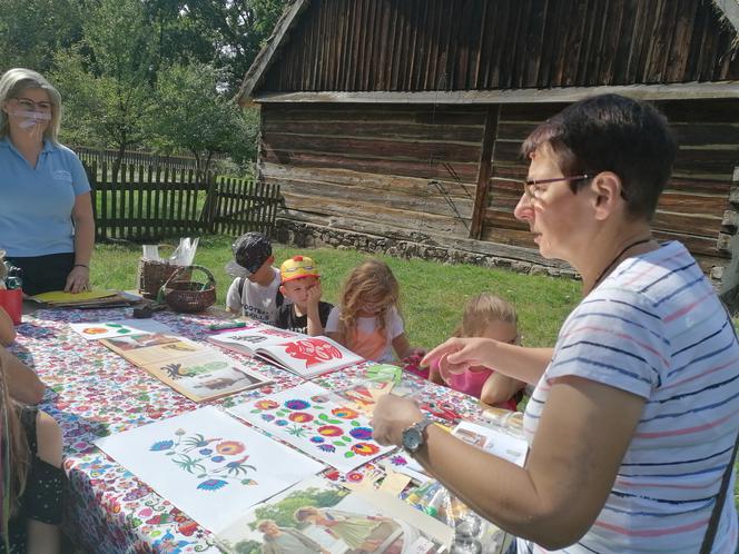 Warsztaty ludowej wycinanki w radomskim skansenie