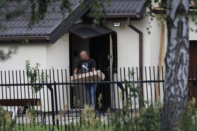Zbrodnia pod Grójcem. Ksiądz przyznał się do zabójstwa. Policja przeszukała plebanię [ZDJĘCIA]. Kontener: Warszawa