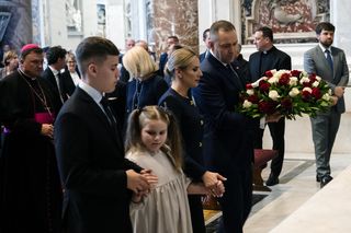 Rodzina Nawrockich przy grobie papieża Polaka