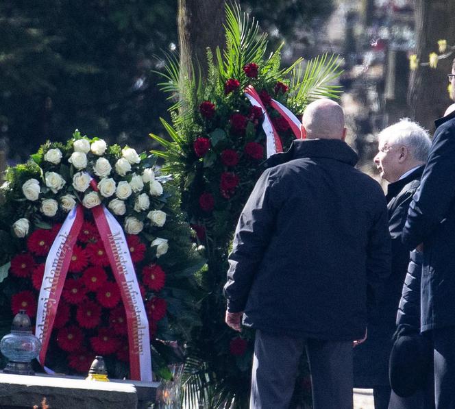 Kaczyński na grobie ukochanej mamy