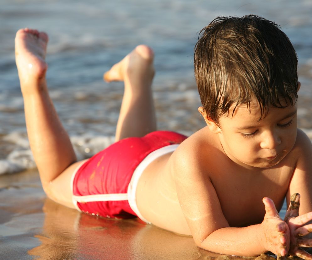 Oparzenia słoneczne powstają u dzieci szybciej niż u dorosłych.