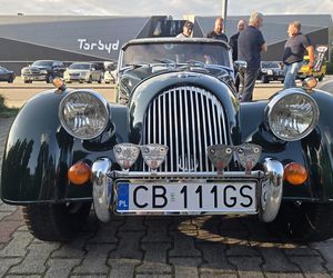 Motoryzacyjne legendy pod Torbydem. Bydgoskie Klasyki Nocą znów przyciągnęły tłumy