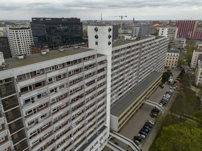 Titanic w centrum Wrocławia. Szesnastopiętrowy galeriowiec przy Powstańców Śląskich to jeden z największych molochów we Wrocławiu