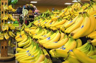 Zaskakujące odkrycie w znanej sieci sklepów. W kartonach z bananami znaleziono... kokainę!