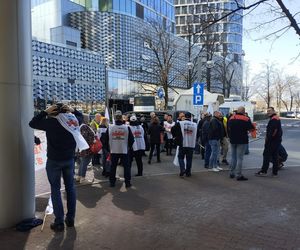 Protest hutników pod Węglokoksem w Katowicach. Co innego nam mówią, a co innego robią