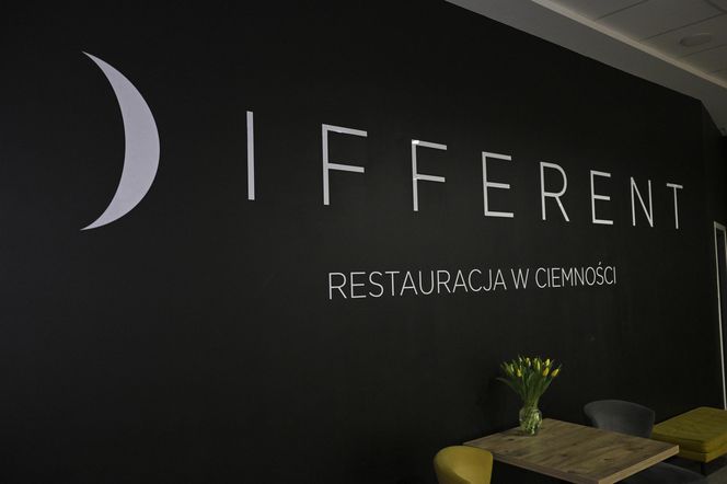 „Jedzenie w ciemności smakuje inaczej”. To jedyna taka restauracja w Warszawie. Odwiedziła ją nawet pierwsza dama