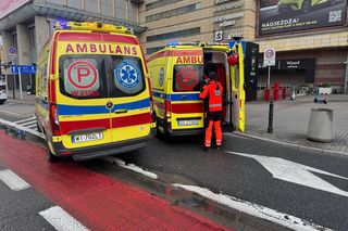 Potrącenie trzech nastolatek w centrum Warszawy. Kierowca wyjeżdżał z parkingu