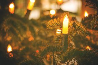 Jaką funkcję pełni dodatkowa żarówka w świątecznych lampkach? Będziesz zaskoczony!