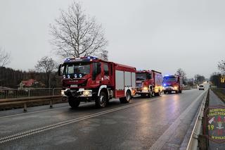 Zderzenie ciężarówki z karetką w pow. ryckim. Załoga pogotowia trafiła do szpitala