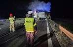 Śmiertelny wypadek na DK 74 pod Wieluniem. Kierowca mazdy zderzył się z tirem i spłonął [ZDJĘCIA].