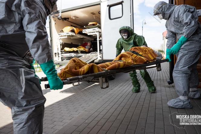 Żołnierze - chemicy wchodzą do DPSu w Kleszczowie. Rozpoczęła się dekontaminacja ośrodka! 