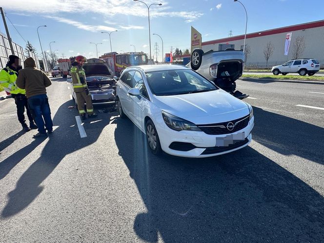 Dachowanie na Bemowie po zderzeniu trzech aut