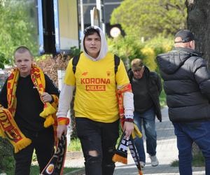 Żółto-czerwono na ulicach Kielc przed meczem Korona - Radomiak
