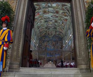 Z OSTATNIEJ CHWILI: Rozpoczęło się konklawe 2025 – kardynałowie złożyli przysięgę w Kaplicy Sykstyńskiej