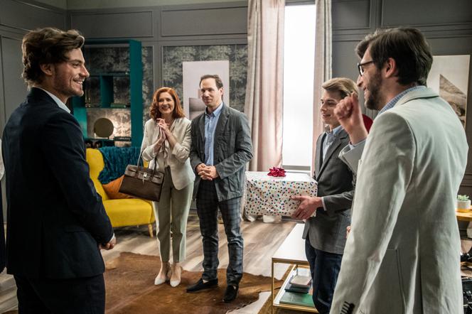 Papiery na szczęście, odcinek 3 - opis, streszczenie: Adam nie może zapomnieć głosy Marty! Na urodziny dostaje od dziadka rodzinną firmę