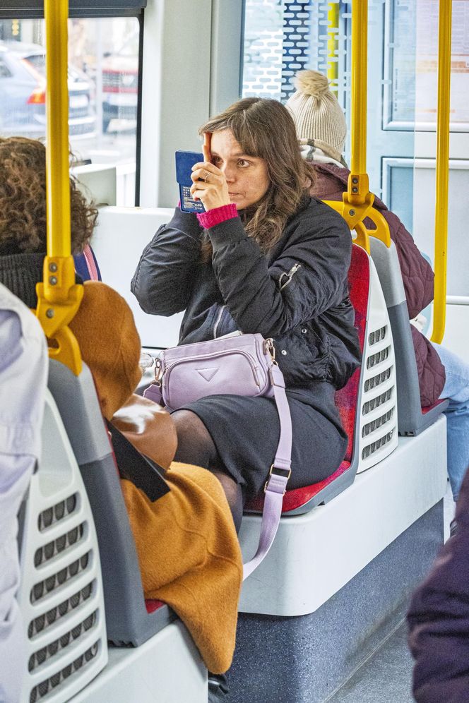 Jachira maluje się w tramwaju