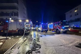 Pożar w Ząbkach. Zapaliły się samochody, słychać było wybuchy 