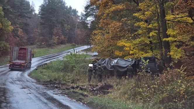 Wypadek w pobliżu Konotopu - wojskowa ciężarówka w rowie 