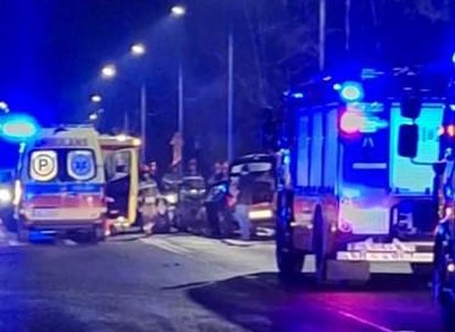 Wypadek na DK78 w Radlinie. Samochody zderzyły się czołowo. Droga jest zablokowana ZDJĘCIA