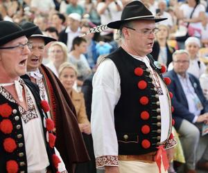 Rozpoczął się 60. jubileuszowy Tydzień Kultury Beskidzkiej. Przyjechało 20 zespołów z całego świata ZDJĘCIA, PROGRAM