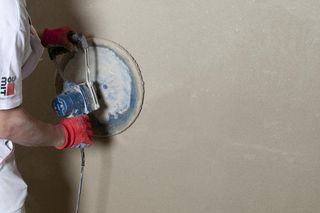 Zacieranie końcowe powierzchni tynku za pomocą zacieraczki mechanicznej