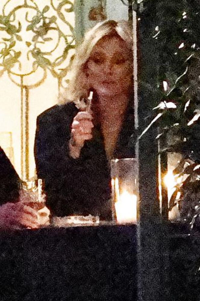 Anna Lewandowska w nocy pali elektryczne papierosy