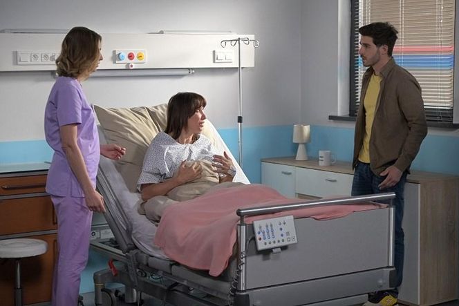 Pierwsza miłość, odcinek 4062: Grażyna (Grażyna Wolszczak), Maja (Julia Kamińska), Kacper (Damian Kulec)