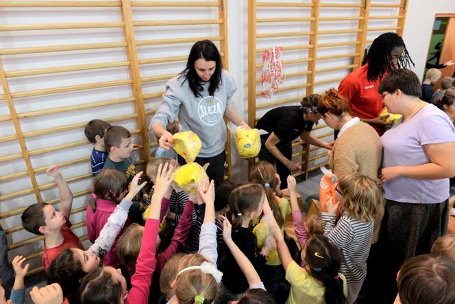 Koszykarki Ślęzy rozdają piłki w szkołach