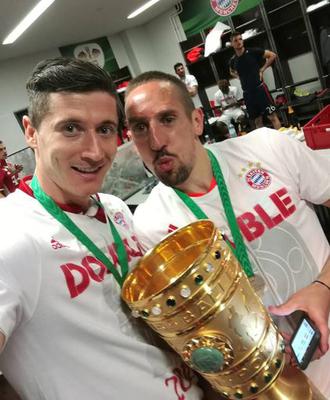 Robert Lewandowski i Franck Ribery z Pucharem Niemiec
