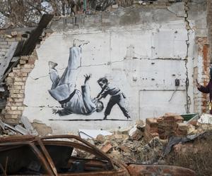 Banksy na zniszczonych murach w Ukrainie. Co chce przekazać artysta?