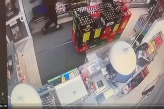 Jest nagranie z krwawego napadu na sklep w Kobyłce. W ruch poszedł nóż [WIDEO]