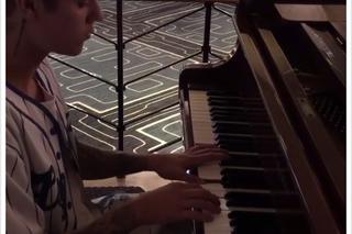 Justin Bieber gra na fortepianie! Cover Work i Hotline Bling hitem internetu!