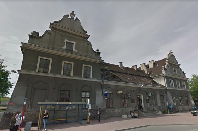 Przewrócony dźwig na dworcu w Pruszkowie